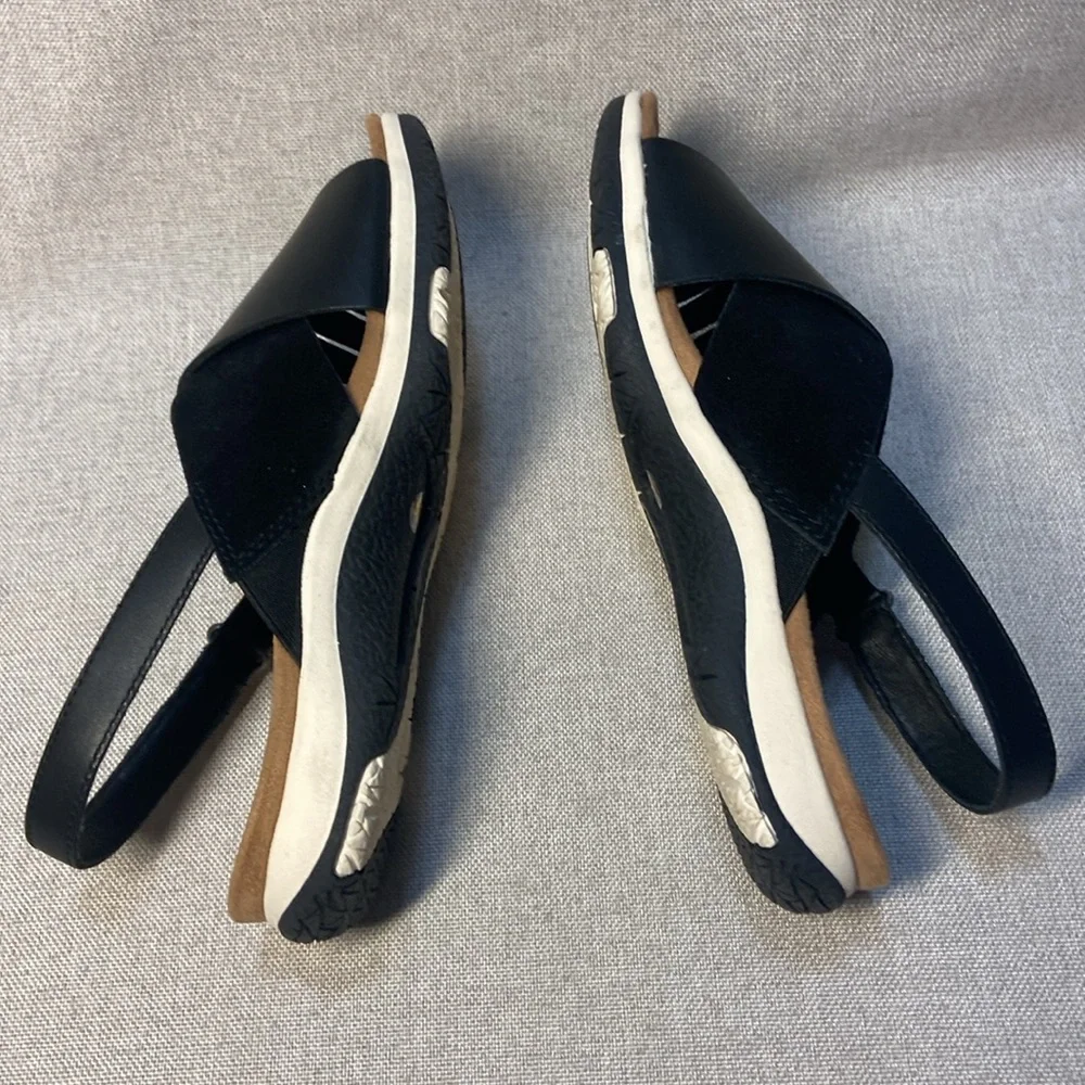 Earth Women's Suzie Flat Sandal Size 6,5. New.